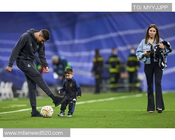 与足球明星同框瞬间分享我的足球梦想与热情的合影故事